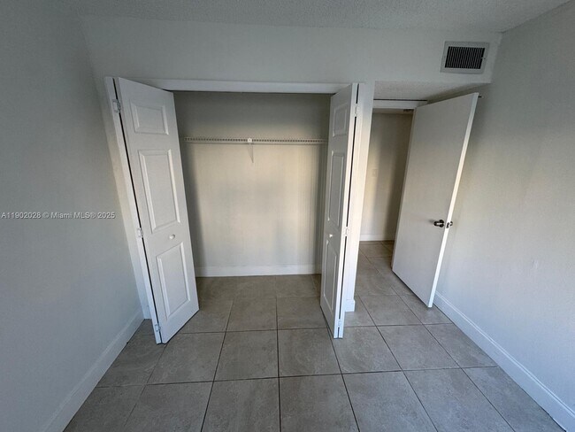 Building Photo - 161 Lakeview Dr