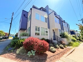 Building Photo - Modern & Spacious 3-Story Home in Seattle