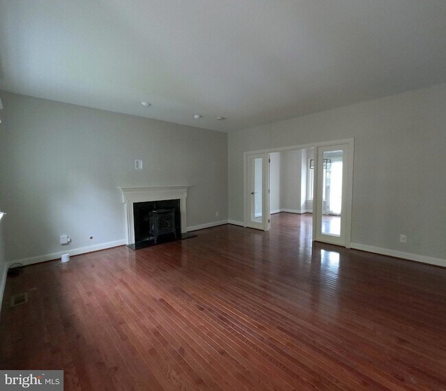 Building Photo - 957 Pinehurst Dr