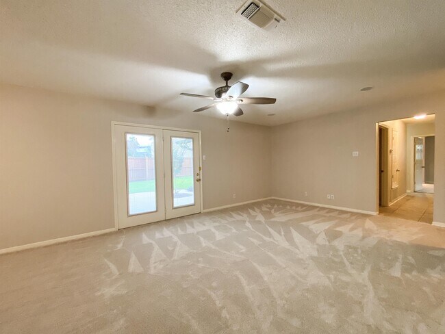 Building Photo - 610 Creek Dr