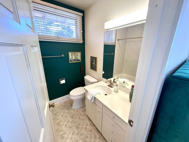 Building Photo - 189E - CS