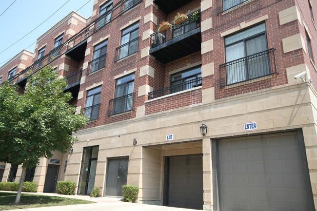 Primary Photo - 4651 N Greenview Ave