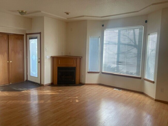 Building Photo - PM-128 - SE Steele St.