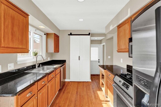 Building Photo - 1560 E Lincoln St