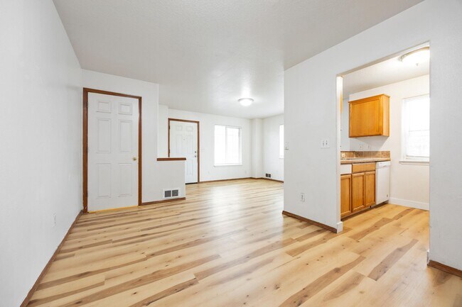 Building Photo - 1 Bed / 1 Bath Apartment – Updated Flooring – Convenient NE Portland Location
