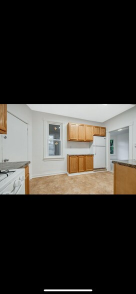 Building Photo - 713 Thomas Ave