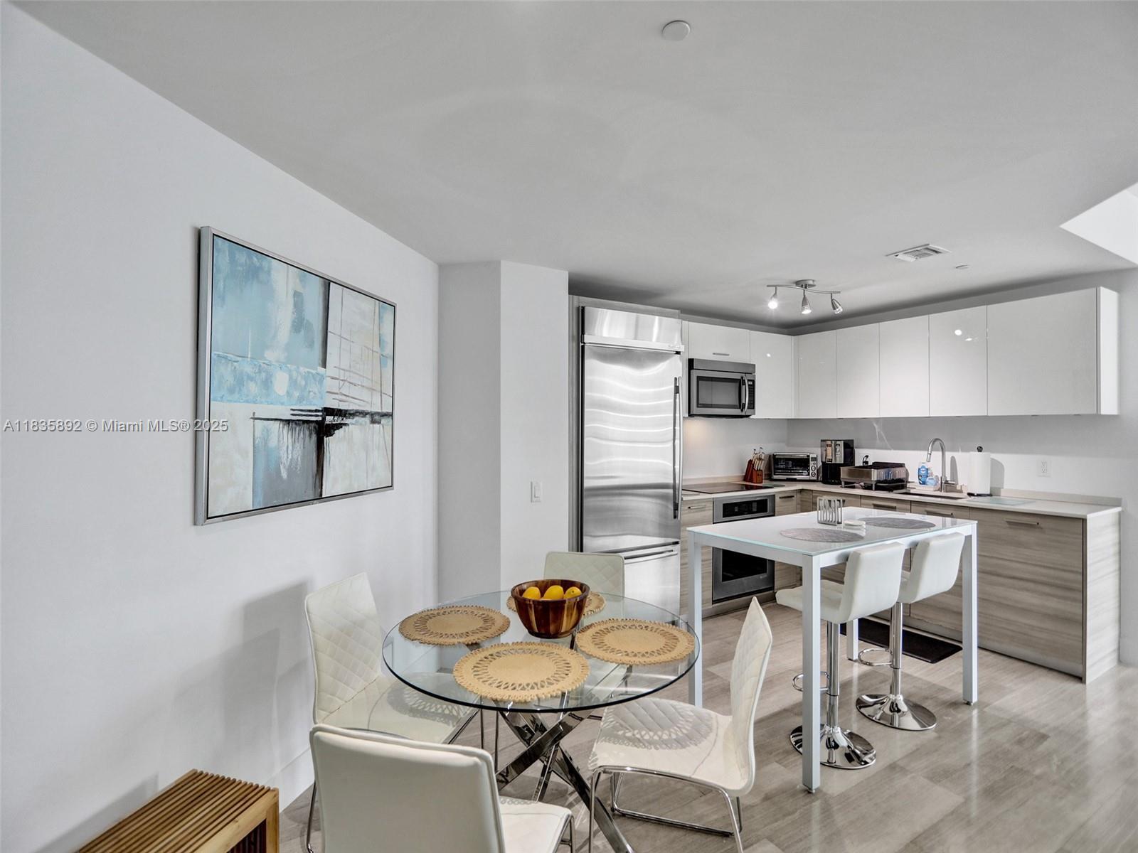 Building Photo - 1300 Brickell Bay Dr