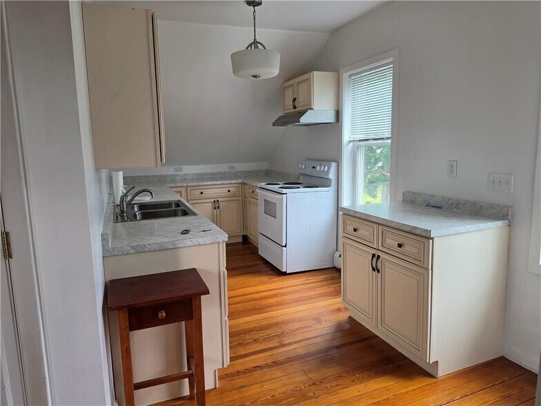 Building Photo - 40 E Barrows St