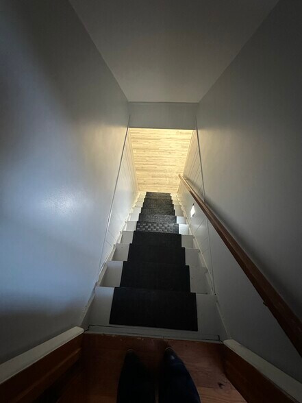 Stairs down - 884 Kingston Dr