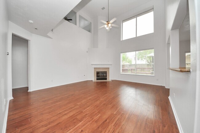 Building Photo - 1605 Spring Glen Ln