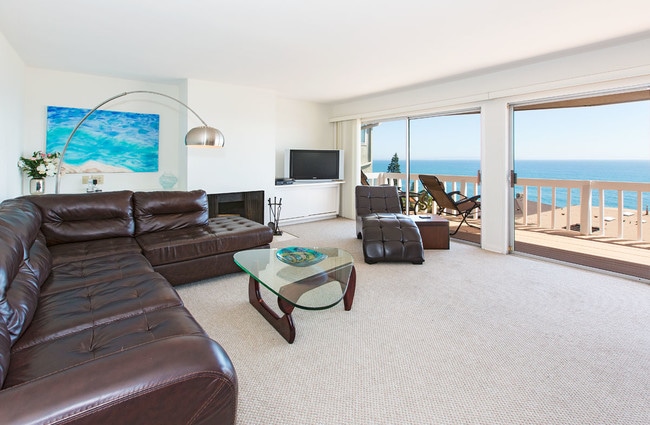 Living Rm - 18109 Coastline Dr