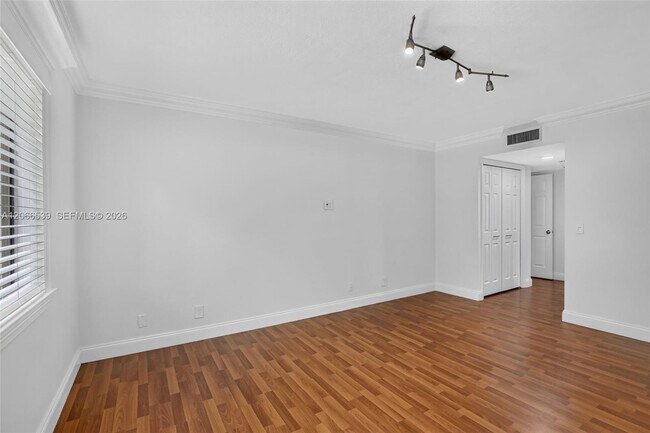Building Photo - 359 Lakeview Dr