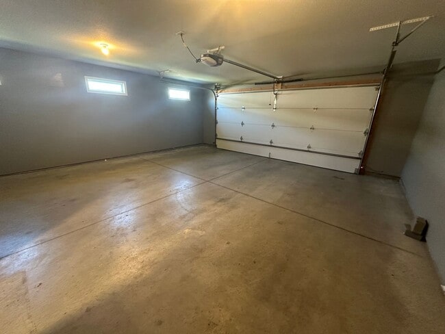 Building Photo - Beautiful 4-Bedroom; 2 bath Home for Rent Near Lake Shawnee