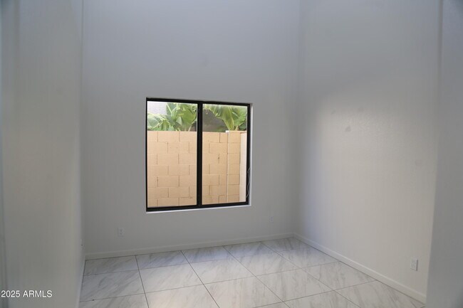 Building Photo - 827 W Harbor Dr