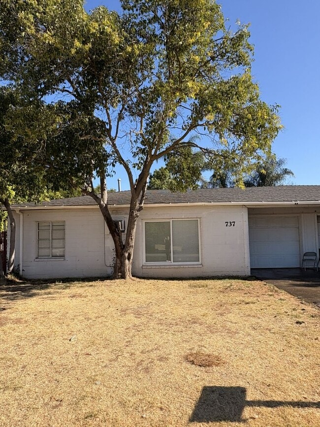 Building Photo - NICE DUPLEX WITH PRIVATE YARD!