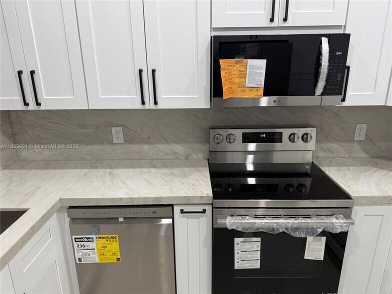 Building Photo - 1560 Canary Island Dr
