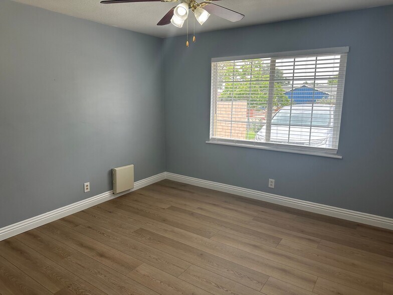 Building Photo - 1050 W La Deney Dr