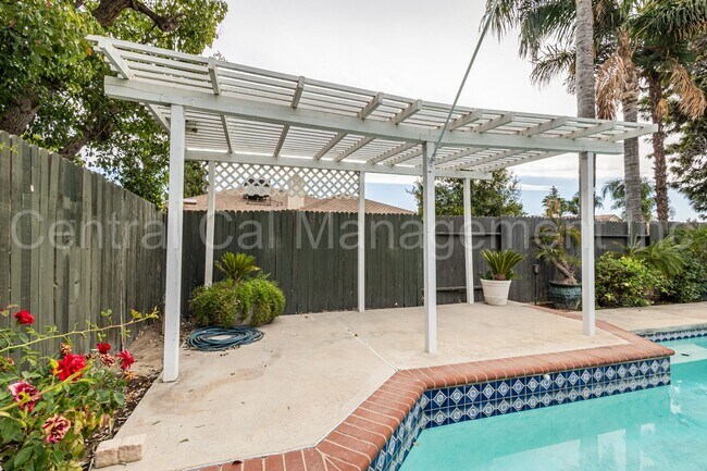 Building Photo - 4 Bedroom/2.5 Bath Home with Paid Solar an...
