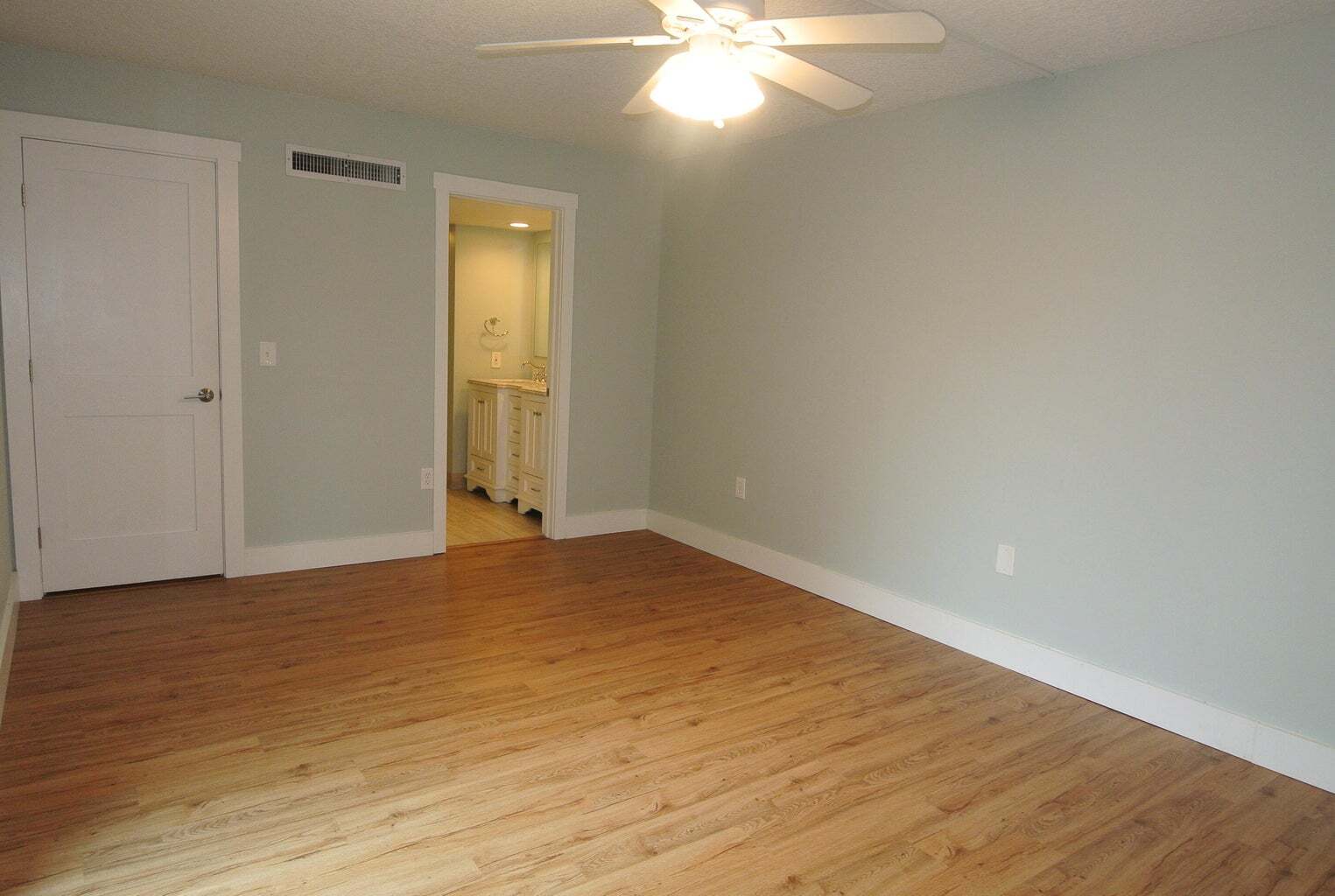 Building Photo - 825 Center St