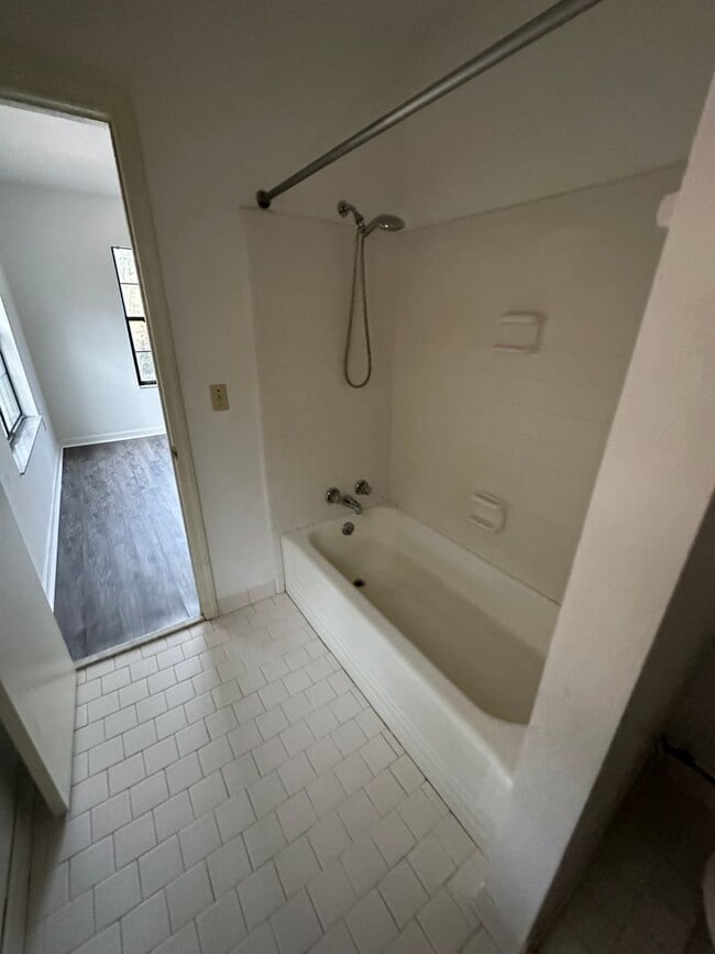 Building Photo - 3 bedroom 2 bath house in Midtown! Available NOW!