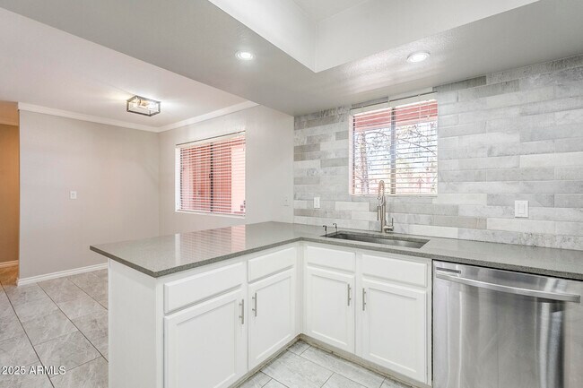 Building Photo - 4303 E Cactus Rd
