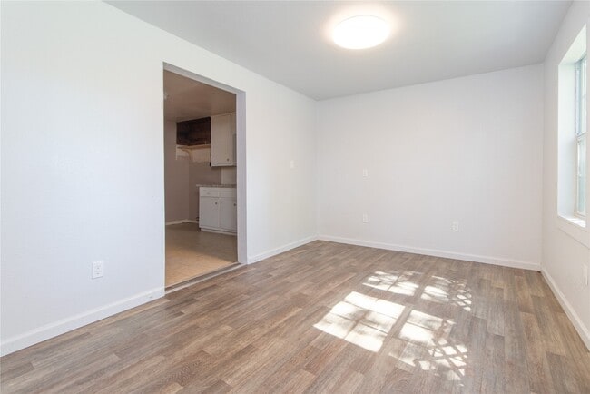 Building Photo - 4425 Harding Dr
