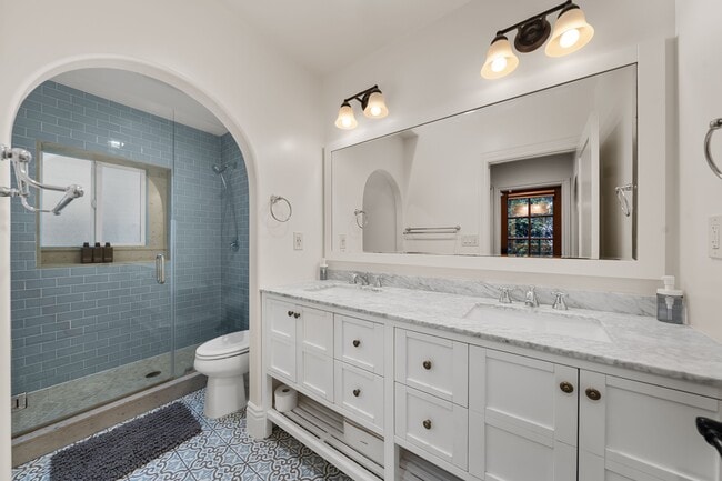 Building Photo - 2624 S Palm Grove Ave