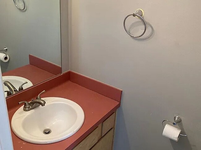 Building Photo - Available January 1st! 2 Bedrooms, 1.5 Bathrooms Two-Story Townhouse in Farmington