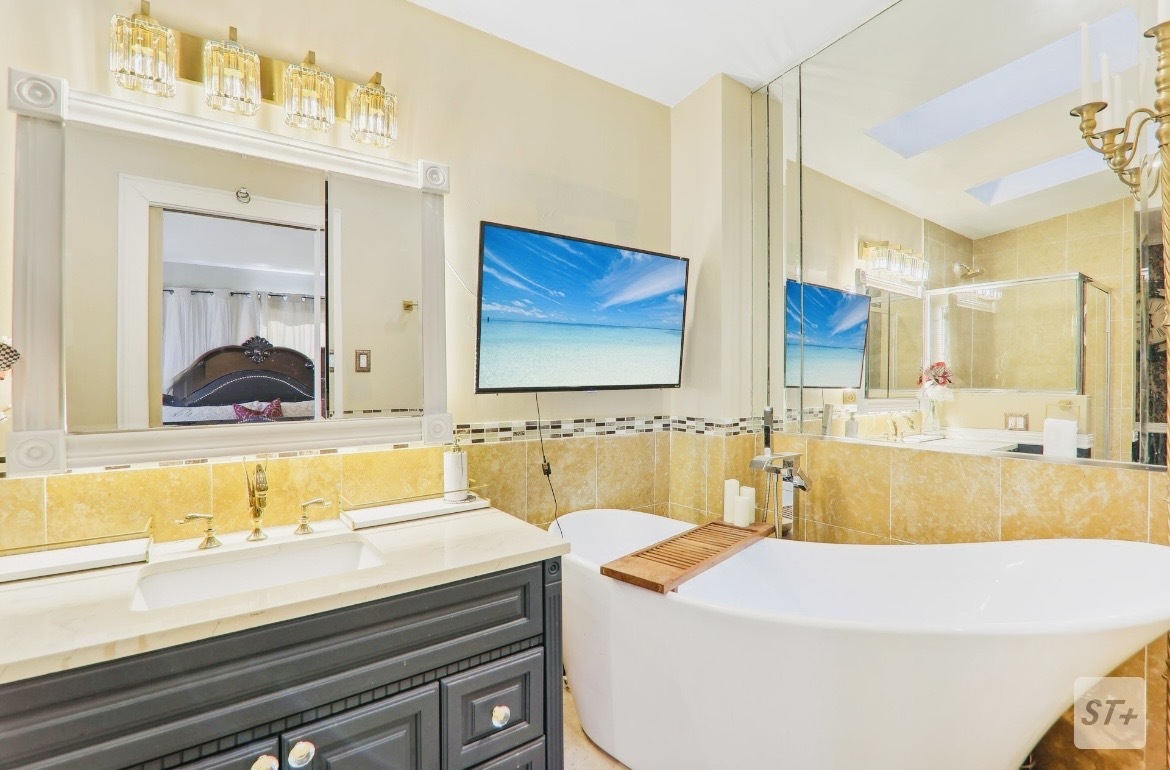 Primary En-Suite Bathroom - 708 N Rockwell St