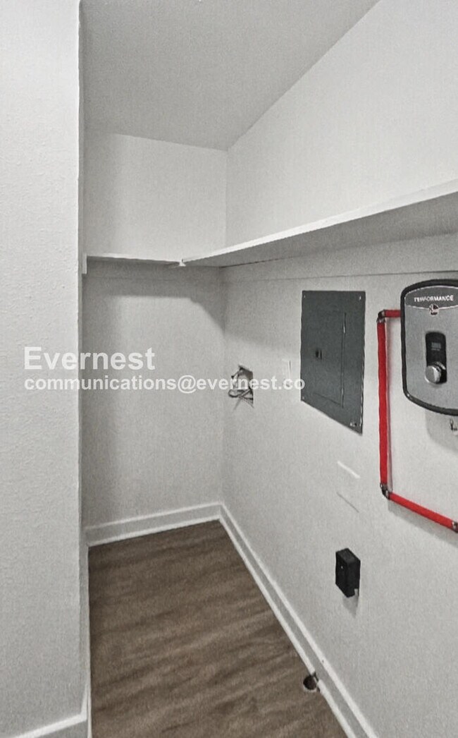 Building Photo - 1012 4th Ave W