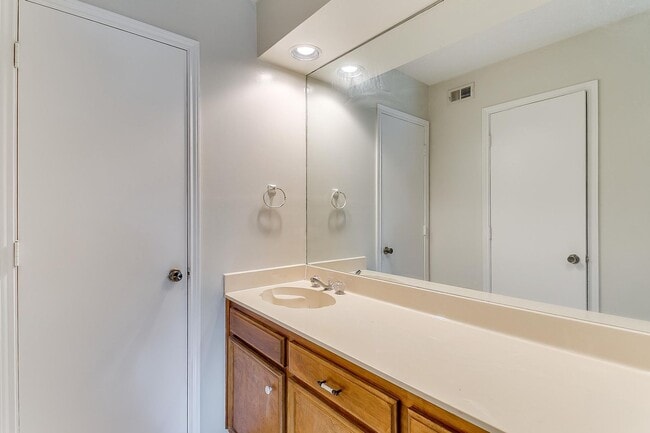 Building Photo - Great 2 Bed 2 Bath Townhouse in S Arlington- 76017