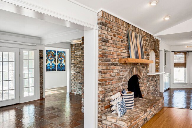 Building Photo - 4204 Pine Park Dr