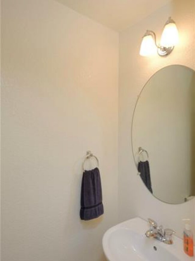 Building Photo - 2436 Syracuse St