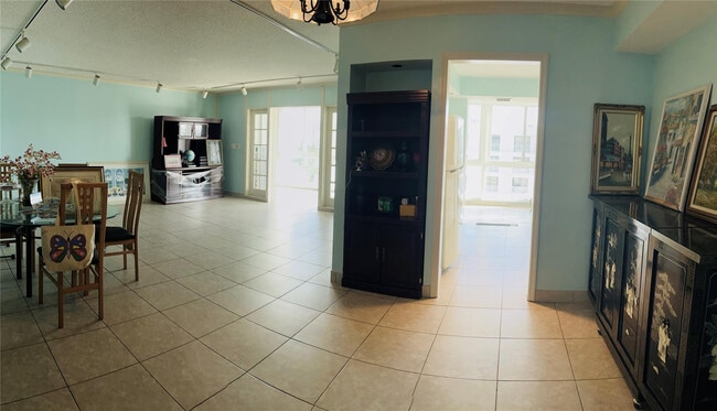 Building Photo - 3100 NE 49th St