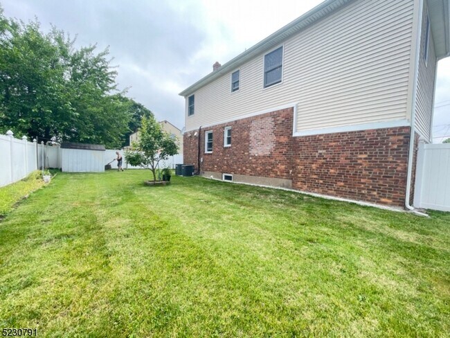 Building Photo - 39 Hillman Dr