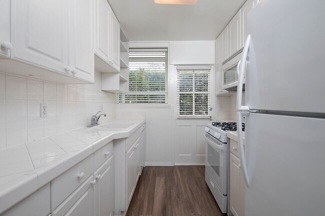Building Photo - The Perfect 2 BR for Beach Lovers! Only 1 ...