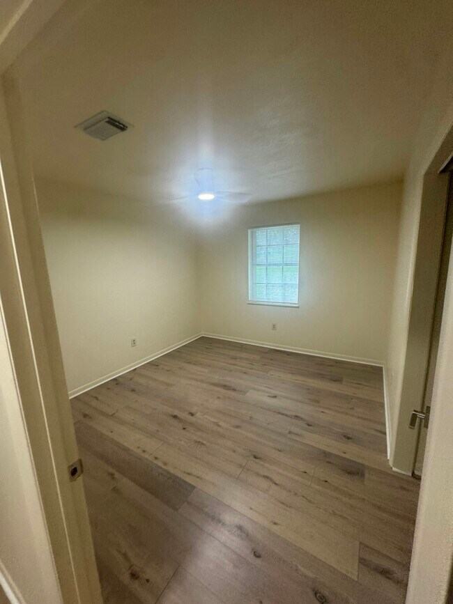 Building Photo - 3013 W La Rua St