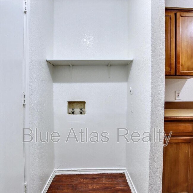 Building Photo - 6859 S Creek Dr