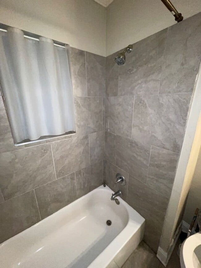 Building Photo - 3 bedrooms 1 bath