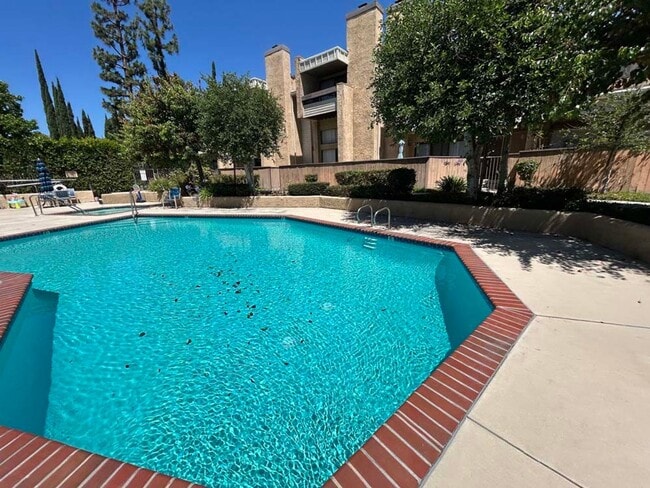 Building Photo - Charming End-Unit Townhome in the Heart of Chatsworth