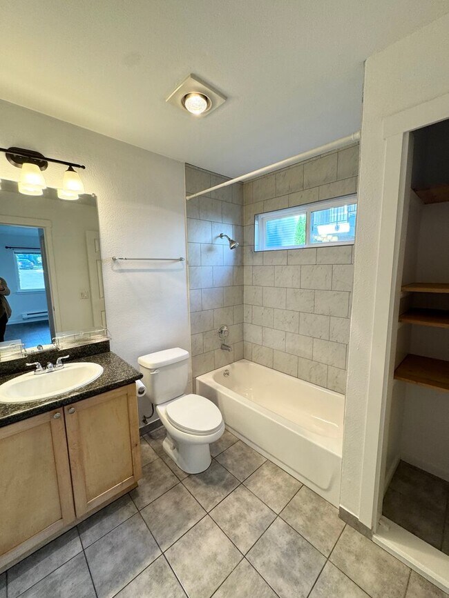 Building Photo - Saybrook condo one bedroom, including parking
