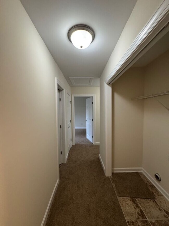 Building Photo - 150 Raye Dr