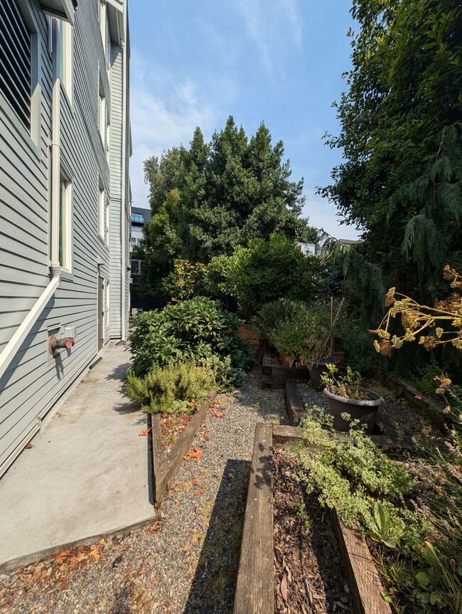 Building Photo - Capitol Hill Condo Available in June - Two Bedroom, High Floor Unit w/ A/C