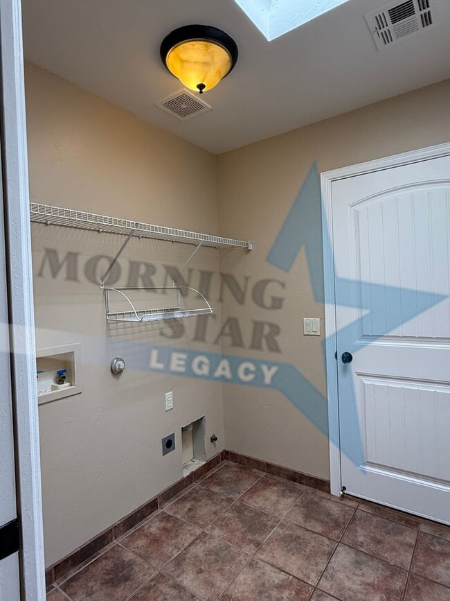 Building Photo - 4-Bedroom Home - New Carpet & Fresh Paint!