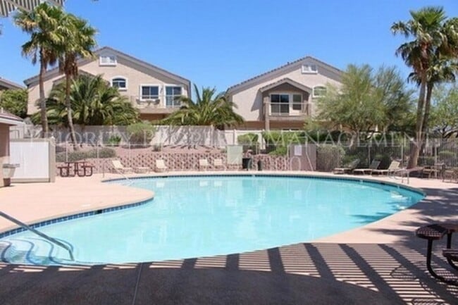Building Photo - ~3 Bedroom Northwest Townhome ~ 1400sq. ft...