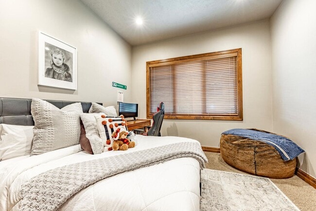 Building Photo - Magnificent Mountain Living in Jeremy Ranch