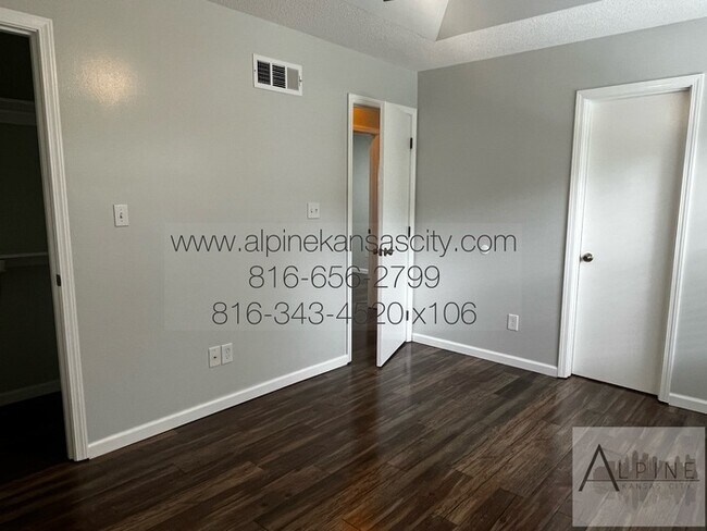 Building Photo - Northland Split Level All Electric!