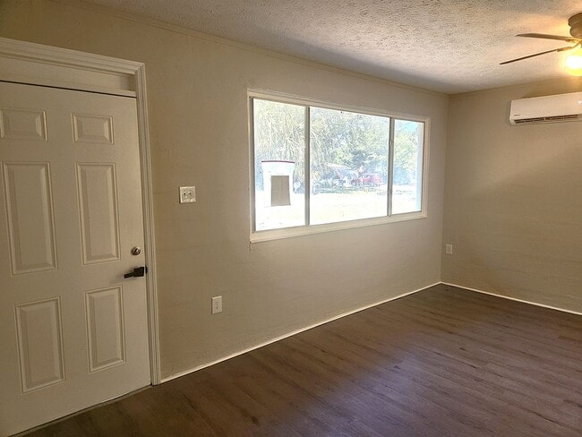 Building Photo - Charming 2 bedroom 1 bathroom Holly Hill home