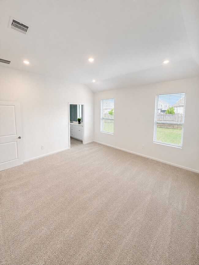 Building Photo - 15520 Maple