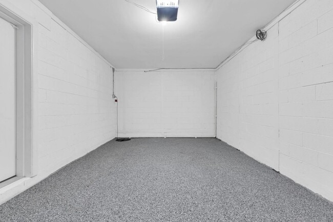 Building Photo - Beautiful Green Hills Townhome With Garage